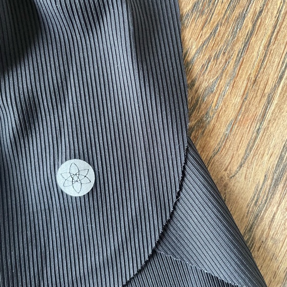 Athleta Women’s Black Athletic Shorts W Inner Spandex With Pockets Size Large - Picture 3 of 9